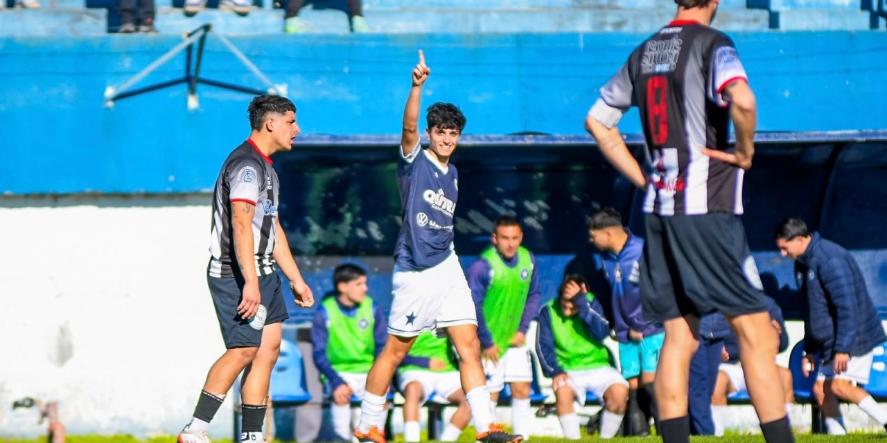 Con dos goles de Facundo Tucker, Racing se qued� con el cl�sico